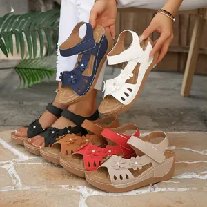Sandales compensées confortables pour femmes avec fleurs et semelle plateforme multicolore