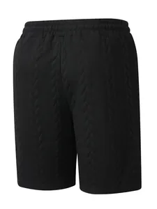 Detaillierte Ansicht der schwarzen Herren-Jacquard-Shorts mit strukturiertem Zopfmuster.