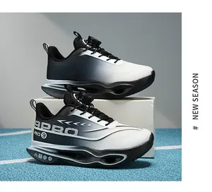 Detailweergave van de zwart-witte hardloopschoenen met carbonplaat en verloop voor heren.