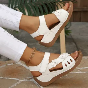 Sandales à Talons Compensés Plateforme pour Femmes Bout Ouvert Décoration Florale Strass Décontracté Style Romain Chaussures d'été Cuir PU Semelle en Caoutchouc