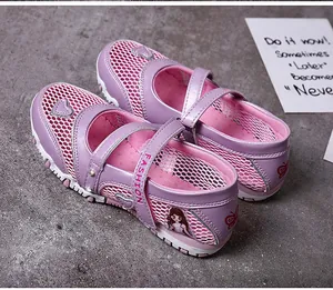 Detail der lila atmungsaktiven Mesh-Mary-Jane-Schuhe für Mädchen mit Klettverschluss