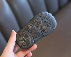 Vue détaillée de la semelle en caoutchouc antidérapante pour sandales de bébé avec texture