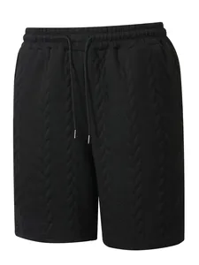 Nahaufnahme der schwarzen Jacquard-Shorts für Herren mit Zopfmuster und Kordelzug.