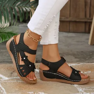 Sandales compensées noires femme avec fleurs et semelle épaisse confortable détail