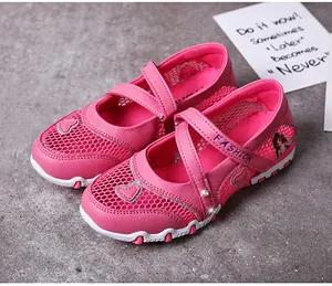 Detailansicht von pinkfarbenen Mädchen-Mary-Janes mit Mesh und Herzmotiven.