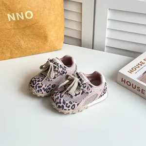 Dettaglio di scarpe da ginnastica in mesh leopardato per bambini con suole morbide estive