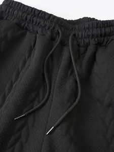 Nahaufnahme von elastischem Bund und Kordelzug an schwarzen Jacquard-Herrenshorts