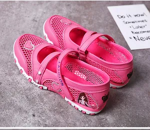 Detailansicht der pinken Mary Jane Mädchenschuhe mit atmungsaktivem Mesh-Gewebe
