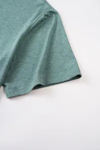 Gros plan détaillé sur la texture du tissu respirant en coton et lin et l'ourlet