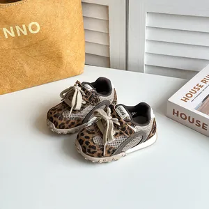 Primo piano di scarpe sportive leopardate per bambini con mesh traspirante e suole morbide