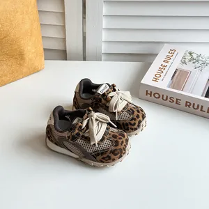 Sneaker leopardate per bambini con mesh traspirante e suole in gomma molto morbida.