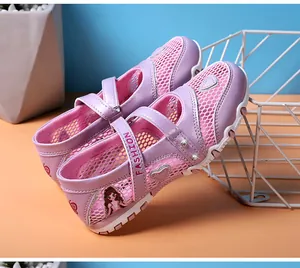 Detailansicht der lila Mary Jane Prinzessinnenschuhe für Kinder mit Mesh und Klettverschluss.