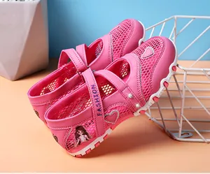 Detail der rosa Mary Jane Sandalen für Mädchen mit atmungsaktivem Mesh und Print.