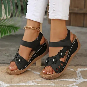 Élégantes sandales compensées noires pour femmes avec fleurs et design bout ouvert