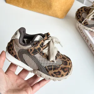Primo piano di scarpa sportiva leopardata per bambini con rete traspirante