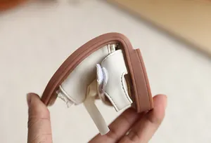 Gros plan montrant la semelle très flexible et souple de ces sandales pour enfants