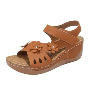 Élégantes sandales compensées marron pour femme avec décorations florales et bout ouvert