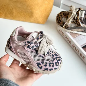 Primo piano di sneaker per bambini leopardata rosa con inserti in mesh
