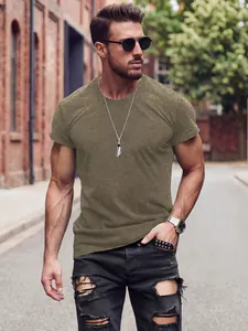 T-shirt homme en lin kaki à manches courtes et col rond dans un cadre urbain chic