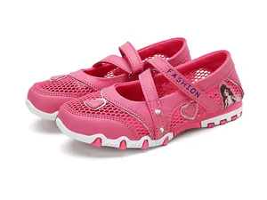 Detailansicht der pinkfarbenen atmungsaktiven Mary Jane Schuhe für Mädchen mit Herz