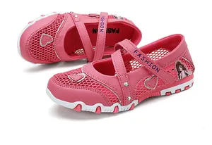 Detailansicht der rosa Mary-Jane-Schuhe für Mädchen mit Mesh und Herzmustern