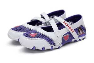 Detaillierte Seitenansicht der lila atmungsaktiven Mesh-Mary-Jane-Schuhe für Mädchen mit Herz.