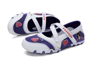 Detailansicht lila Mesh-Mary-Janes für Mädchen mit Herz-Patches und Klettverschluss