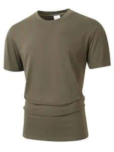 Détail d'un t-shirt homme en coton et lin vert olive à manches courtes et col rond.