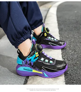Dettaglio delle scarpe da basket per bambini con fibbia rotante e motivi a fiamma