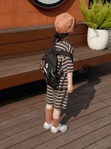 Vue détaillée des baskets chunky en mesh blanc respirant pour garçons pour l'été en plein air