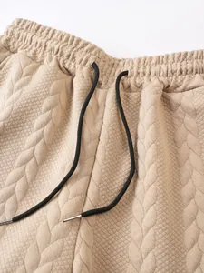 Detailansicht der Herren-Freizeitshorts mit hochwertigem Zopfmuster-Jacquard-Gewebe