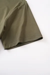 Détail du point de couture d'une manche de t-shirt en coton et lin vert olive pour homme