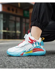 Dettaglio laterale delle scarpe da basket per bambini con mesh traspirante e fibbia rotante.