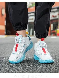 Scarpe da basket traspiranti per bambini con pratico sistema a fibbia rotante in ambientazione strada
