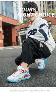 Ragazzo con scarpe da basket in mesh alla moda e fibbia rotante su strada cittadina