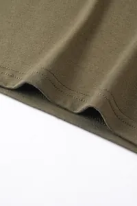 Détail de l'ourlet à double surpiqûre sur un t-shirt respirant en coton et lin vert olive