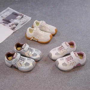 Vue détaillée de plusieurs couleurs de chaussures de sport en mesh pour garçons