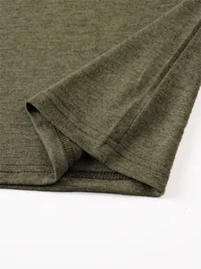 Gros plan sur les coutures et la texture d'un t-shirt en coton et lin vert olive pour homme