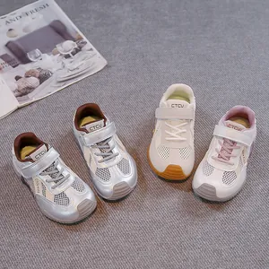 Vue détaillée de baskets en mesh respirant pour garçons en couleurs argent et blanc