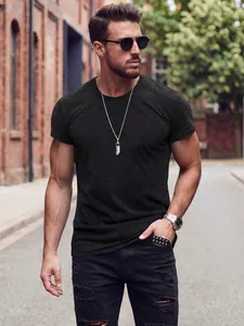 Homme musclé portant un t-shirt gris anthracite en coton et lin col rond style urbain