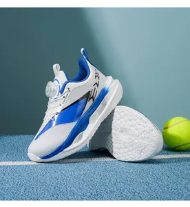 Detailansicht der weiß-blauen Kinder-Sportschuhe mit Drehverschluss-Schnürsenkeln.