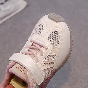 Vue détaillée d'une chaussure de sport respirante en maille rose pour garçons avec scratch