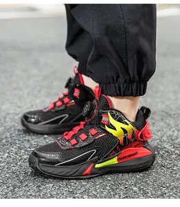 Dettaglio di scarpe da basket traspiranti per bambini con motivo a fiamme e fibbia a pomello