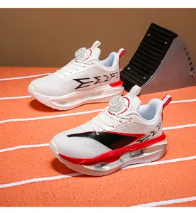 Detailansicht von atmungsaktiven Kinder-Laufschuhen mit Drehverschlusssystem