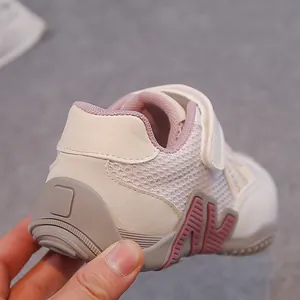 Détail de la semelle rose antidérapante et du talon en maille des baskets garçons