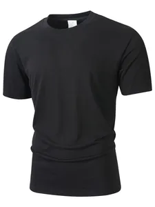 Détail de face d'un t-shirt noir à manches courtes pour homme en coton avec col rond.