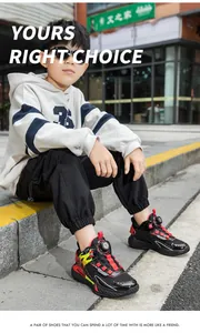 Scarpe da basket traspiranti per bambini con moderno sistema di chiusura a fibbia rotante.