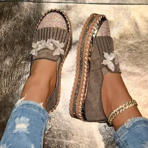 Detailansicht brauner Wildleder-Plateau-Loafer mit Strasssteinen und Fransendetails