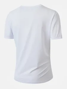 Vue arrière d'un t-shirt de sport blanc à manches courtes pour hommes en tissu respirant léger