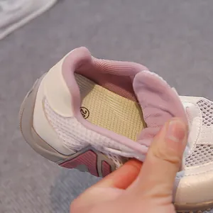 Gros plan sur la doublure en mesh respirant et la semelle intérieure de chaussures garçon